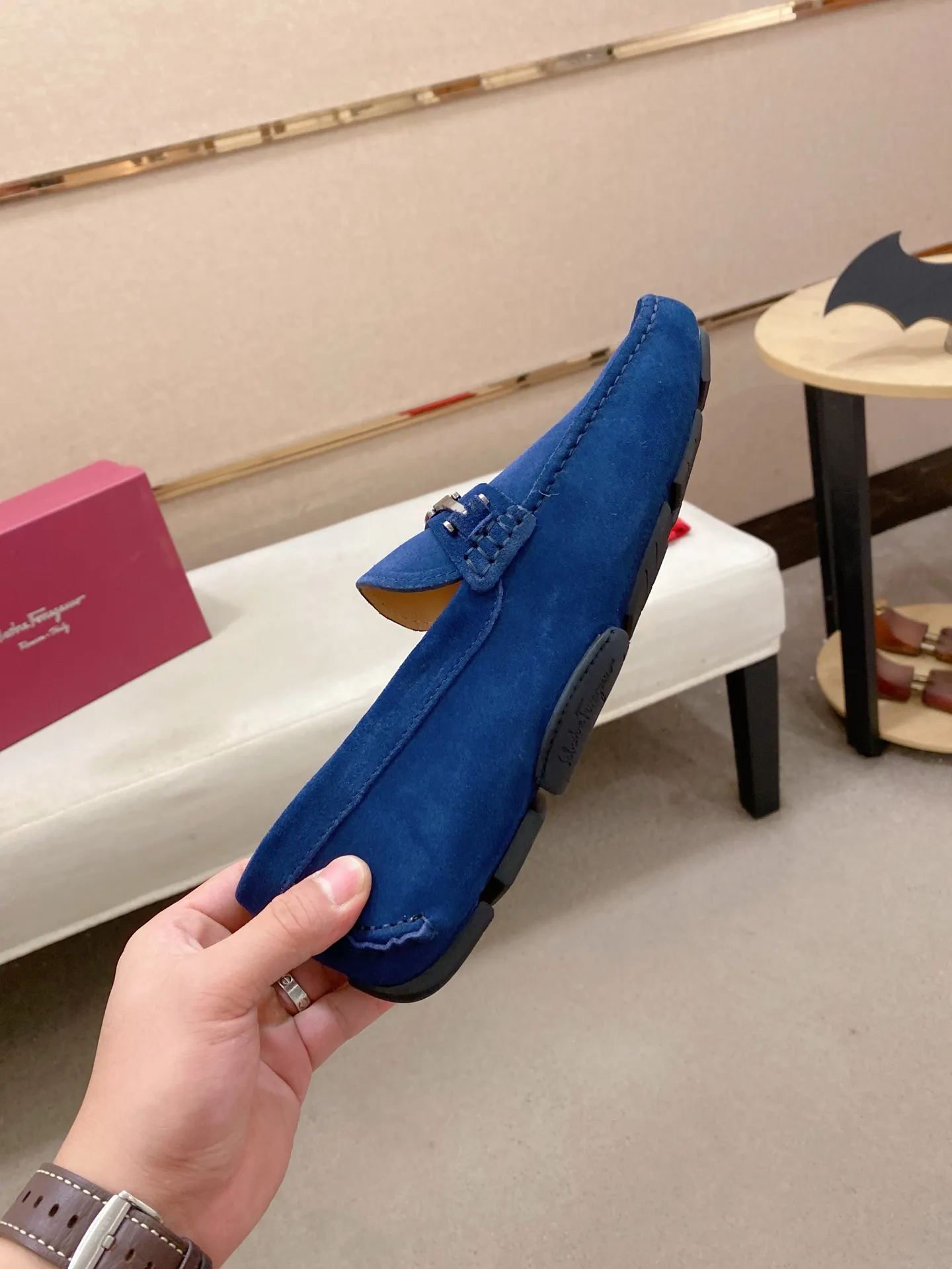 Factory price: 540💰High-end quality! Ferragamo🆕🆕Exclusive hot-selling products in stock🔥🔥New products on the shelves, high-quality Ferragamo men's pea shoes, high-end casual driving shoes, with complete packaging! 💪 💪 Material: imported suede cowhide 🐂 + imported high-quality water-dyed cowhide lining + wear-resistant outsole 👍🏻👍🏻 Features: high-end and comfortable, purely handmade 🚀 🚀 Create the perfect shoe that suits you best 🔥 🔥 Size: (38-44) 45 standard size can be customized!